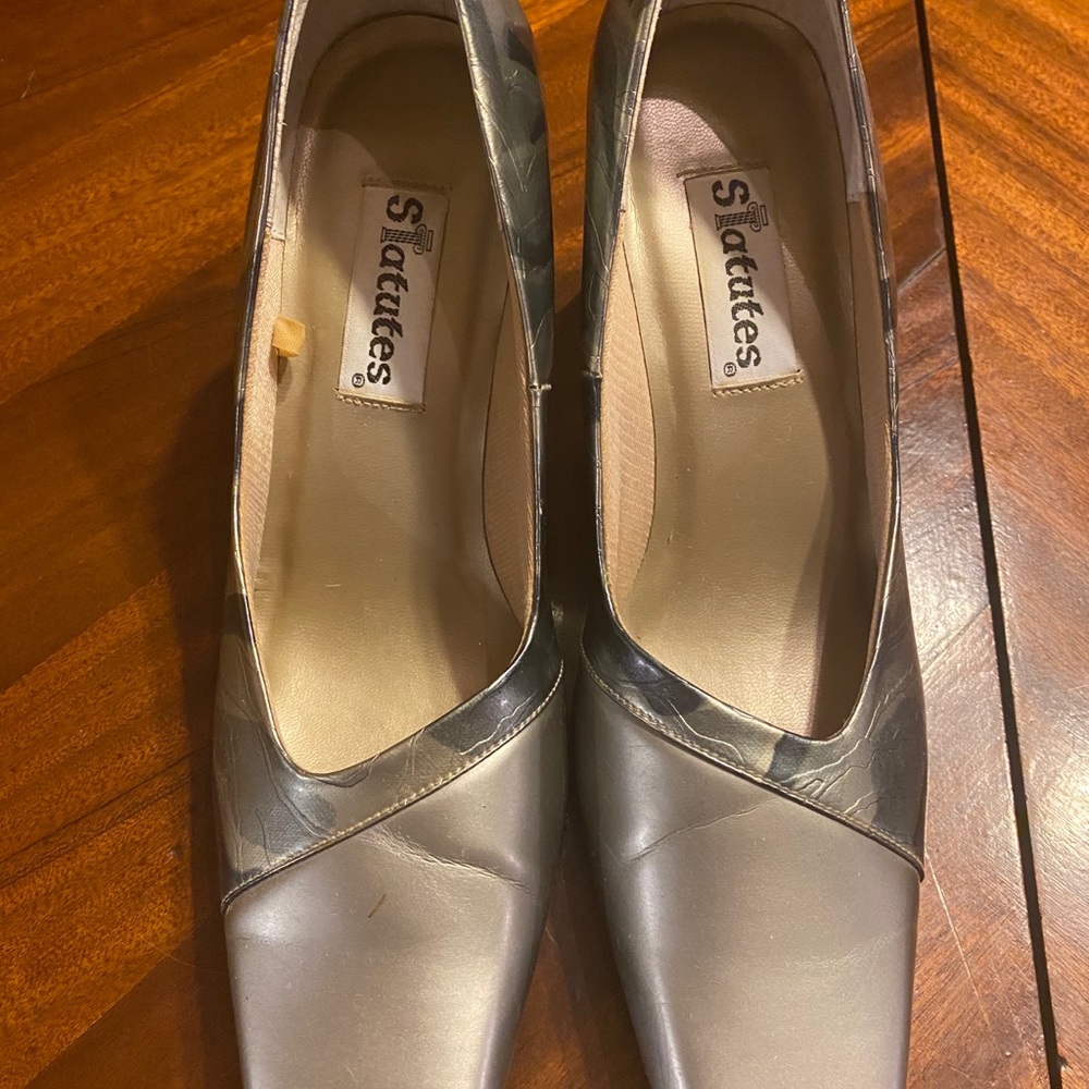 Statues Pewter Colored Pumps Sz 6M VGUC 😊😊